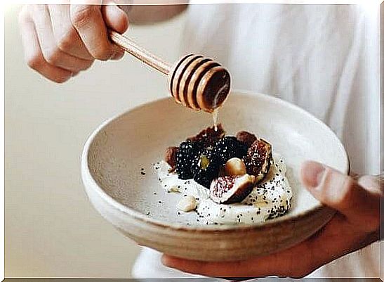 Figs with yogurt and honey